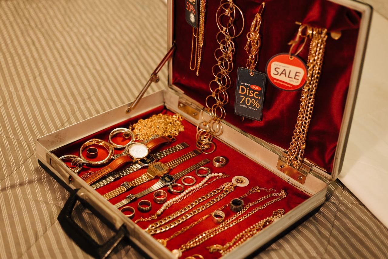 Mastering the First Impression: Your intriguing post title goes here Close-up of a jewelry case with discounts on gold accessories and watches.